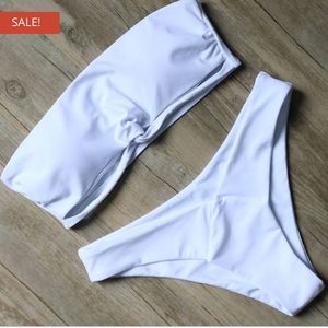 Super cute white bikini !!